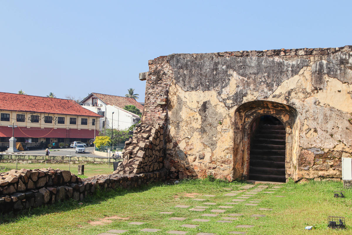 前往鐘樓的石牆