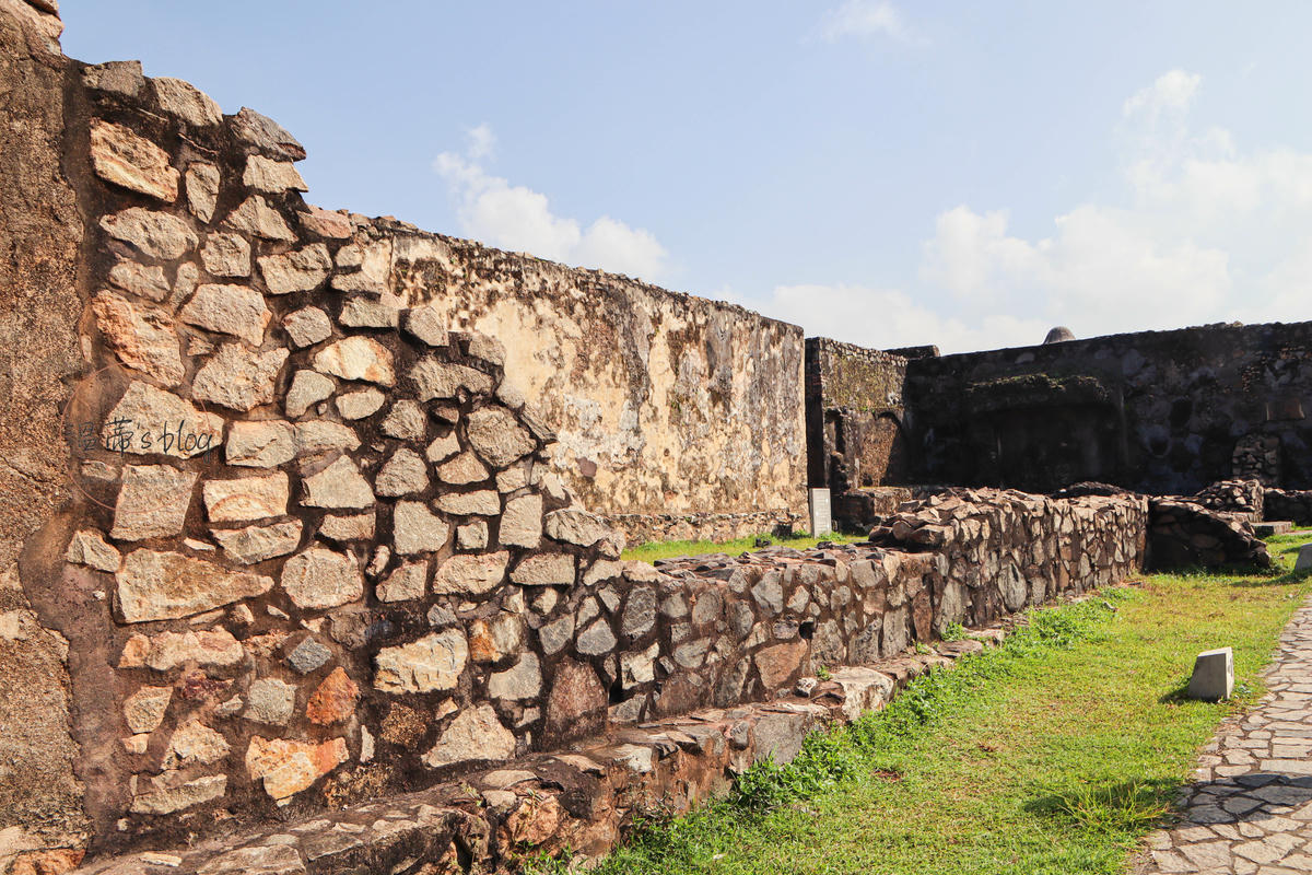 前往鐘樓的石牆