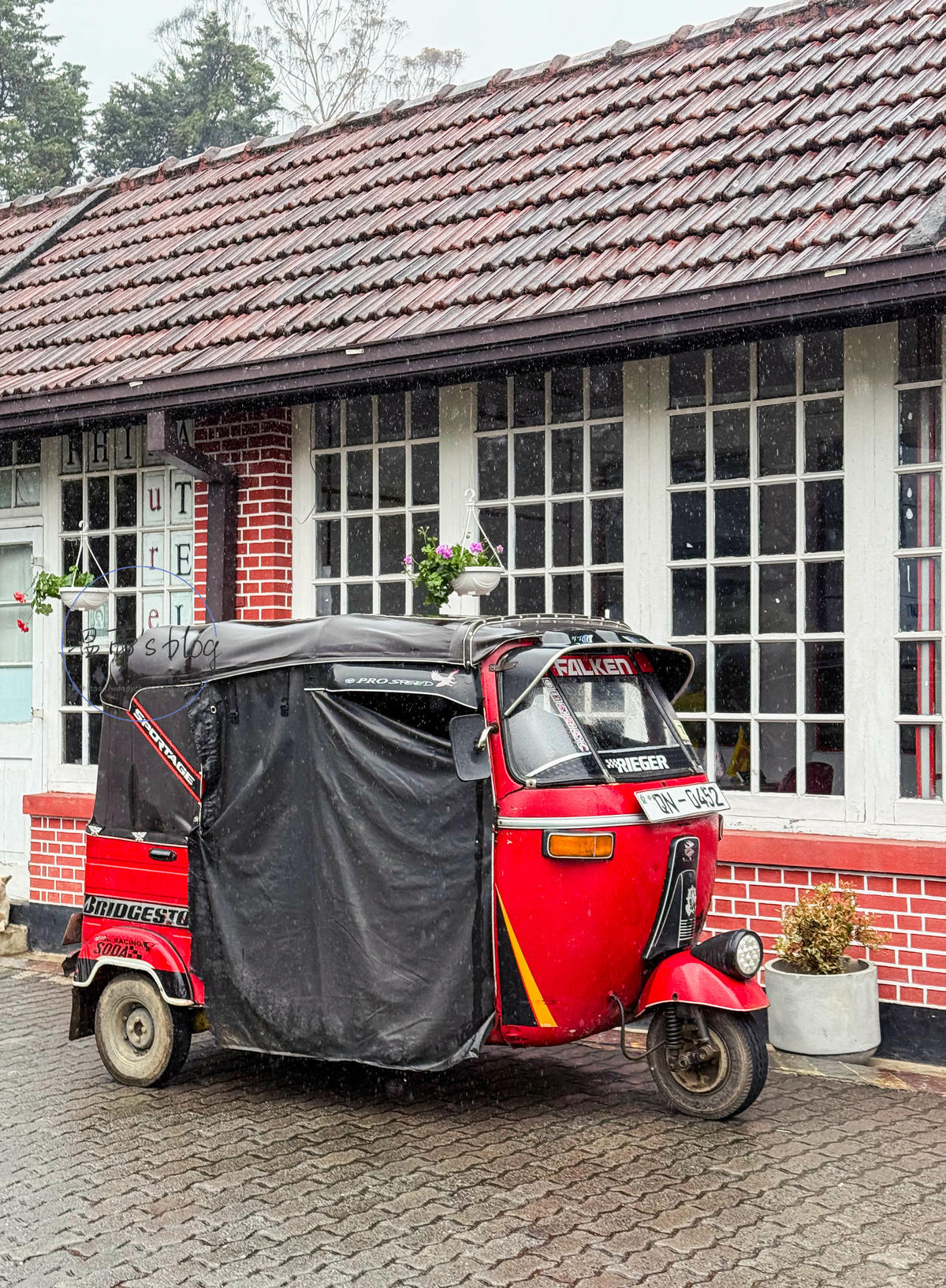 斯里蘭卡景點|粉紅郵局(Nuwara Eliya Pink Post Office):在百年郵局寄出明信片吧! - 第3張圖 粉紅郵局(Nuwara Eliya Pink Post Office)
