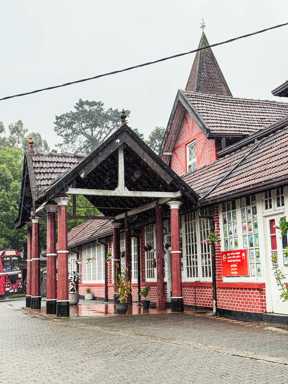 斯里蘭卡景點|粉紅郵局(Nuwara Eliya Pink Post Office):在百年郵局寄出明信片吧! - 第4張圖 粉紅郵局(Nuwara Eliya Pink Post Office)