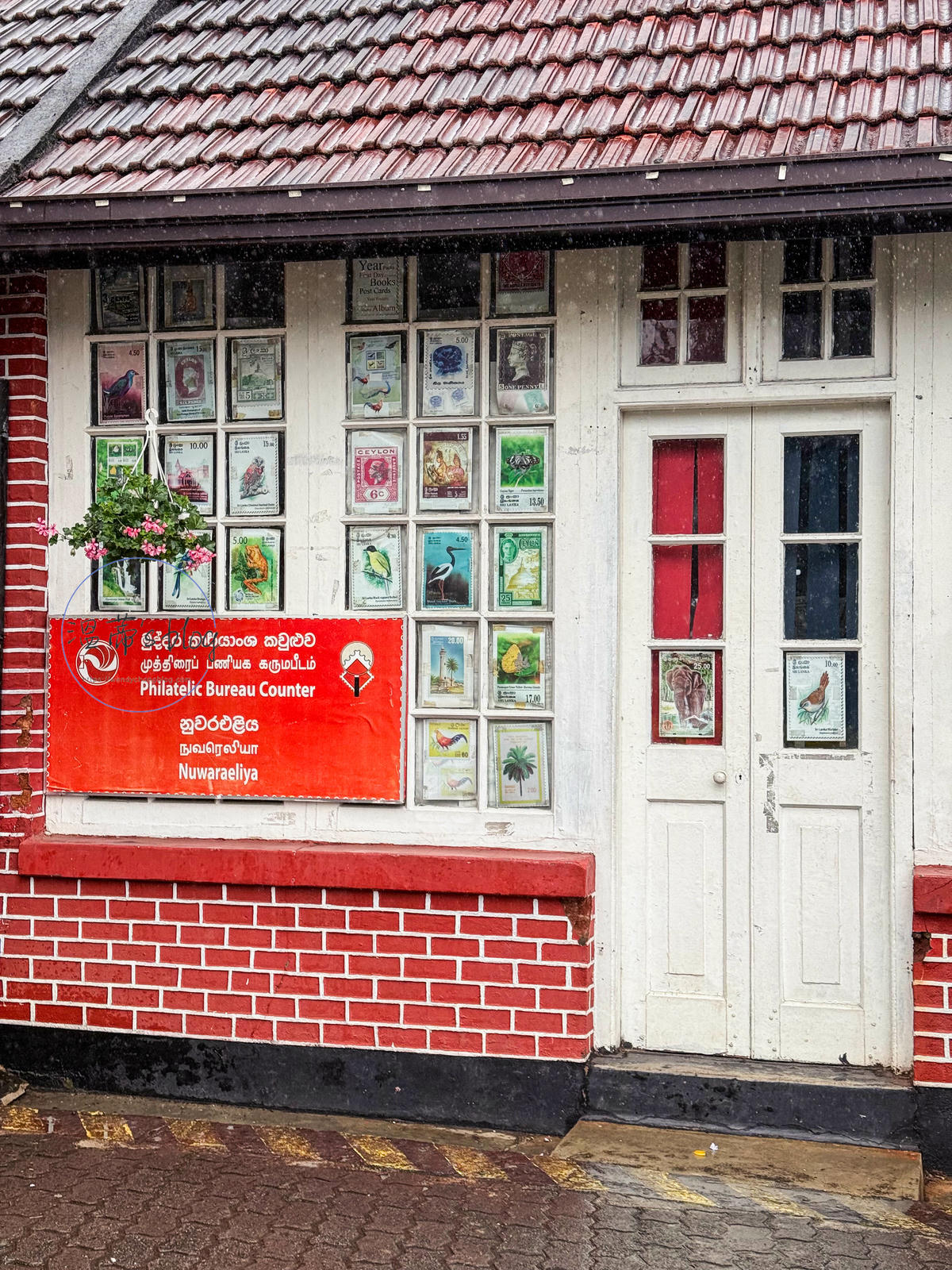 斯里蘭卡景點|粉紅郵局(Nuwara Eliya Pink Post Office):在百年郵局寄出明信片吧! - 第6張圖 粉紅郵局(Nuwara Eliya Pink Post Office)