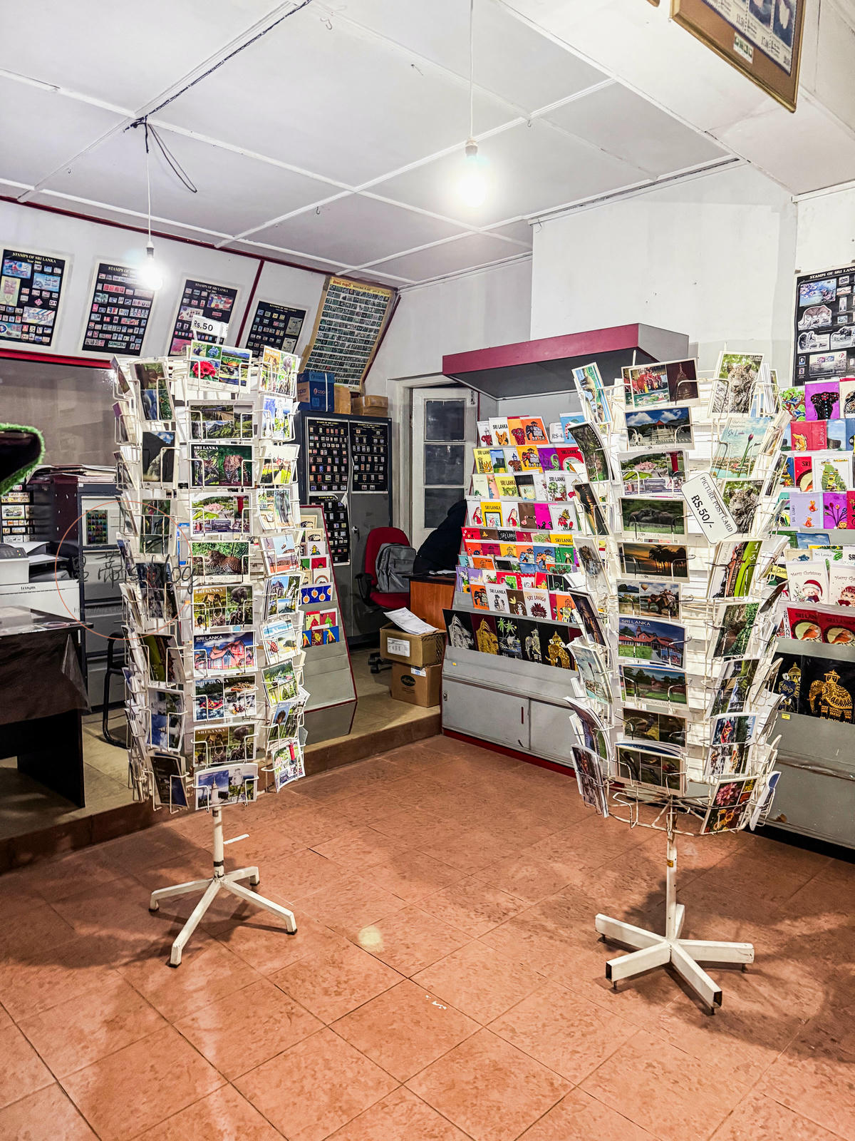 斯里蘭卡景點|粉紅郵局(Nuwara Eliya Pink Post Office):在百年郵局寄出明信片吧! - 第8張圖 郵筒