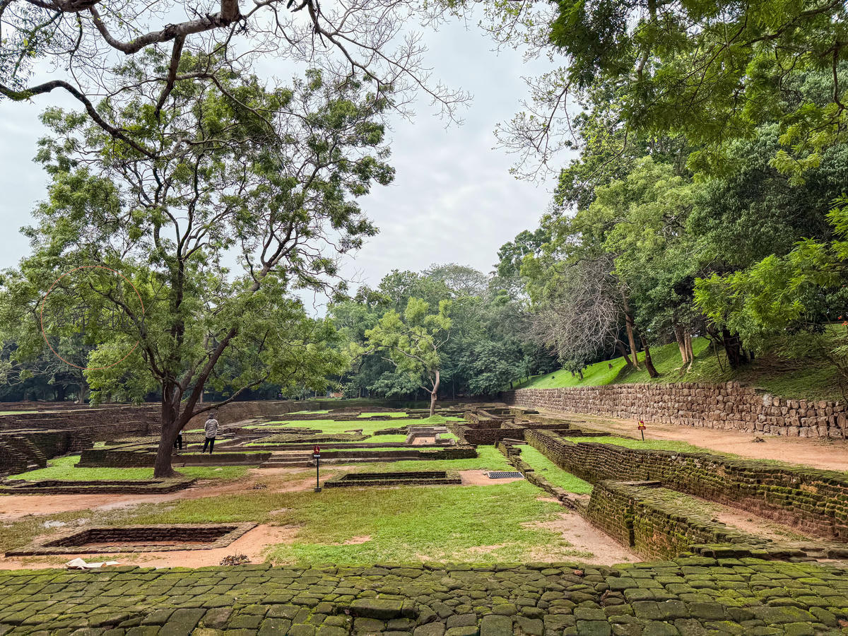 斯里蘭卡景點|獅子岩(Sigiriya)攀爬1200階梯看古代宮殿 - 第3張圖 獅子岩(Sigiriya)噴泉花園(Water Gardens)