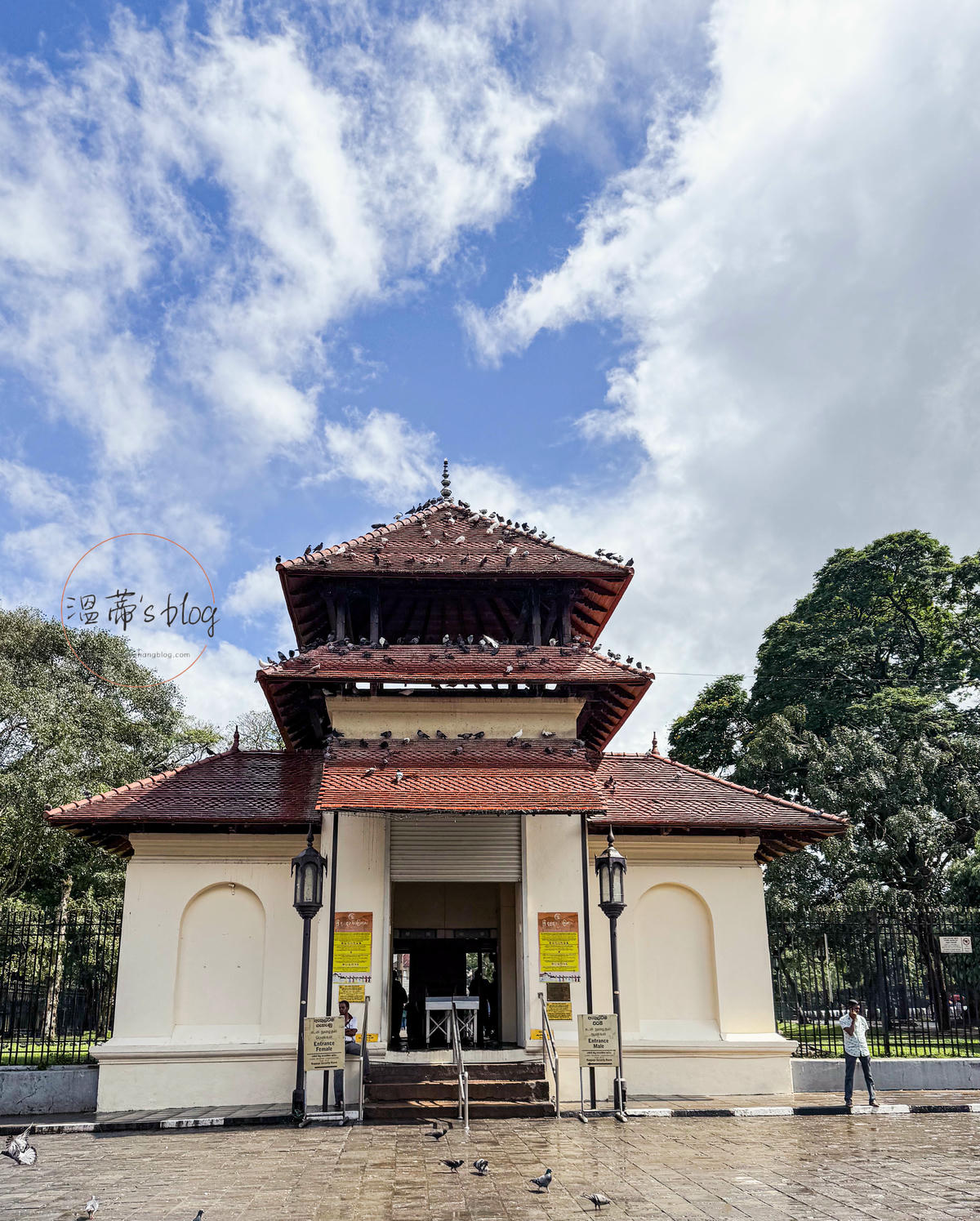 佛牙寺（Temple of the Sacred Tooth Relic）安檢門口