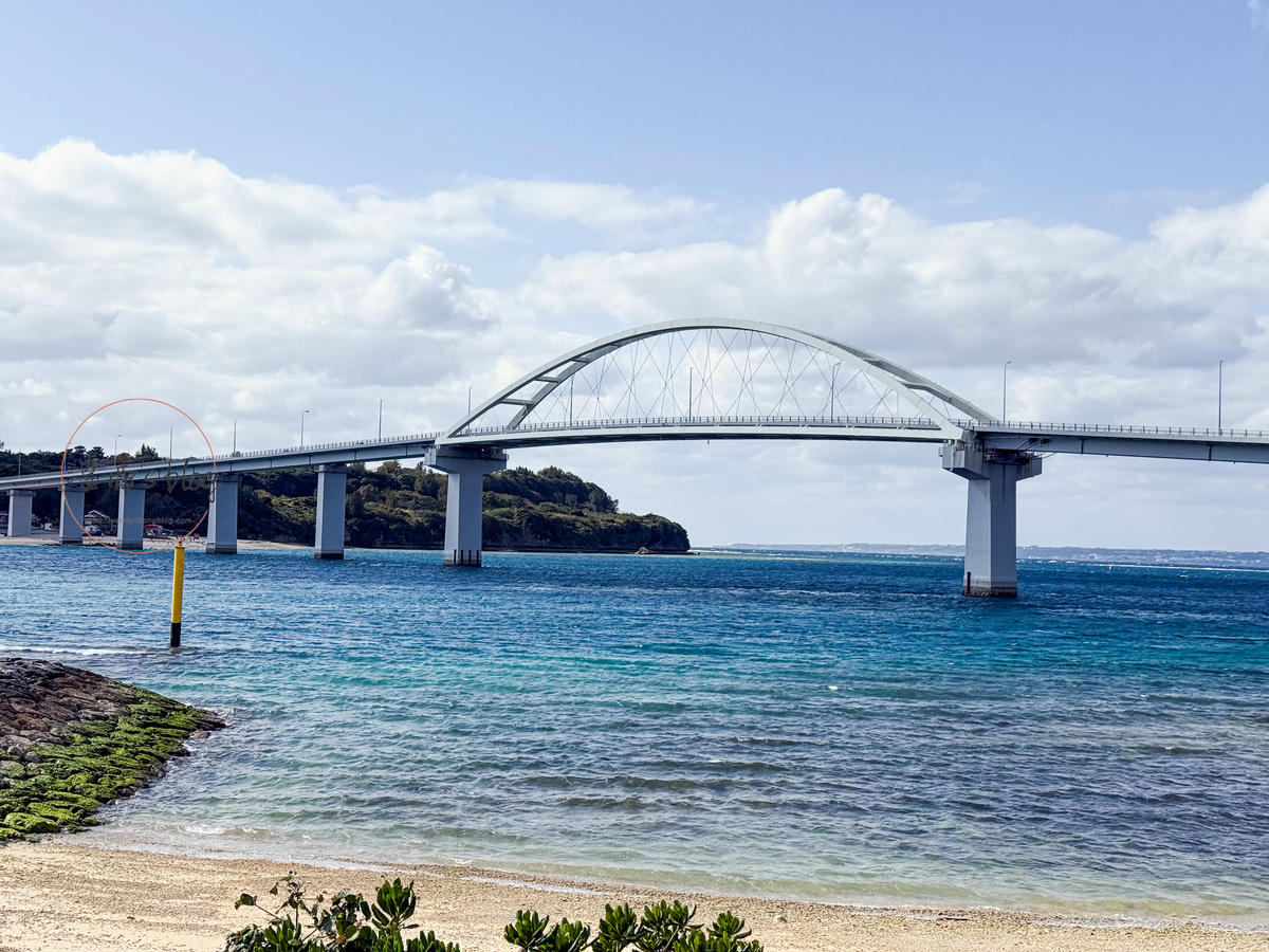 沖繩北部咖啡廳|beach cafe KENKEN:坐在瀬底海灘旁喝一杯,什麼煩惱都沒了 - 第11張圖 beach cafe KENKEN 海景