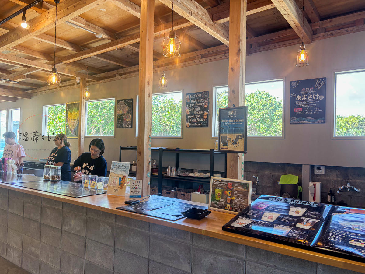 沖繩北部咖啡廳|beach cafe KENKEN:坐在瀬底海灘旁喝一杯,什麼煩惱都沒了 - 第7張圖 beach cafe KENKEN 咖啡廳環境