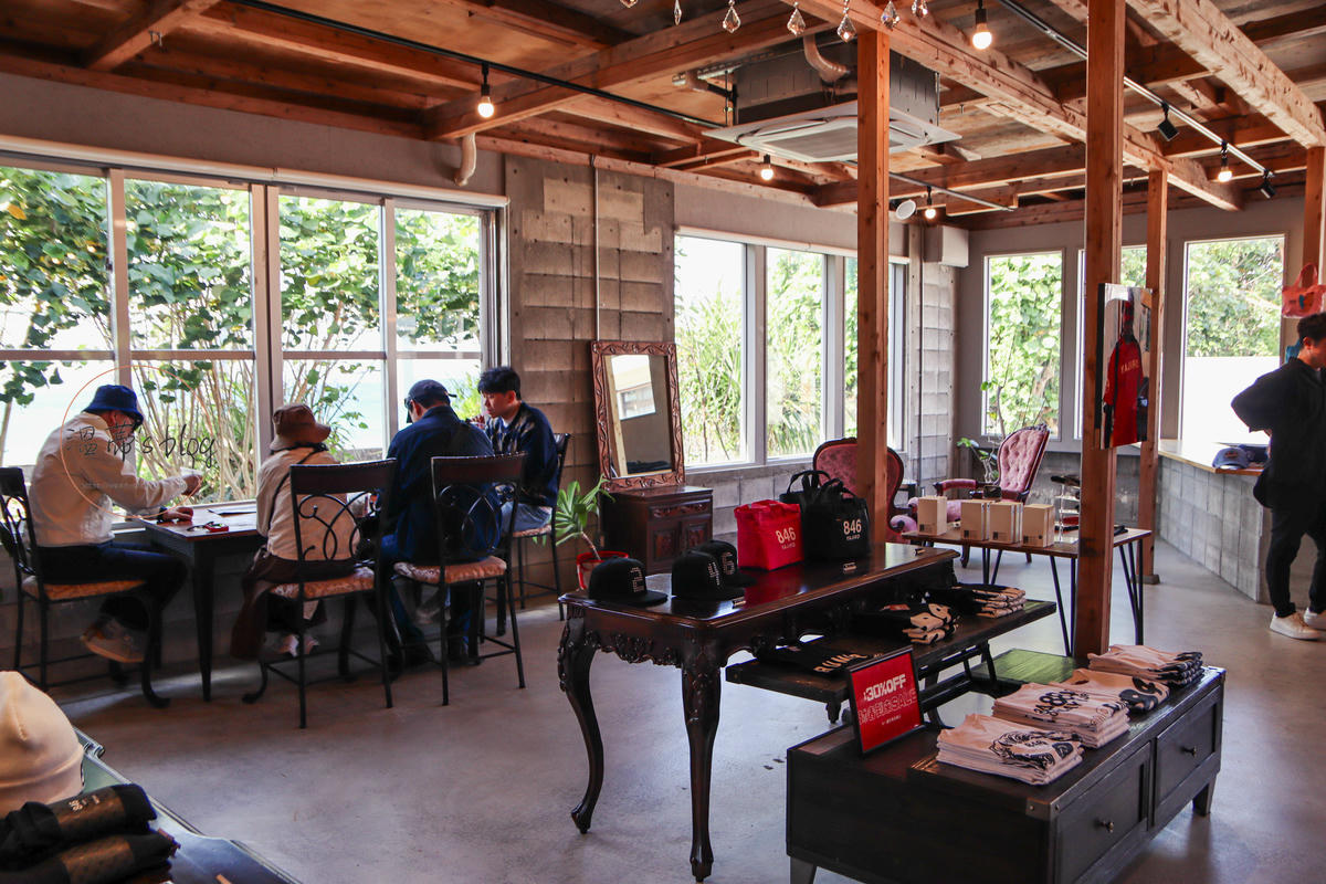 沖繩北部咖啡廳|beach cafe KENKEN:坐在瀬底海灘旁喝一杯,什麼煩惱都沒了 - 第5張圖 beach cafe KENKEN 咖啡廳環境