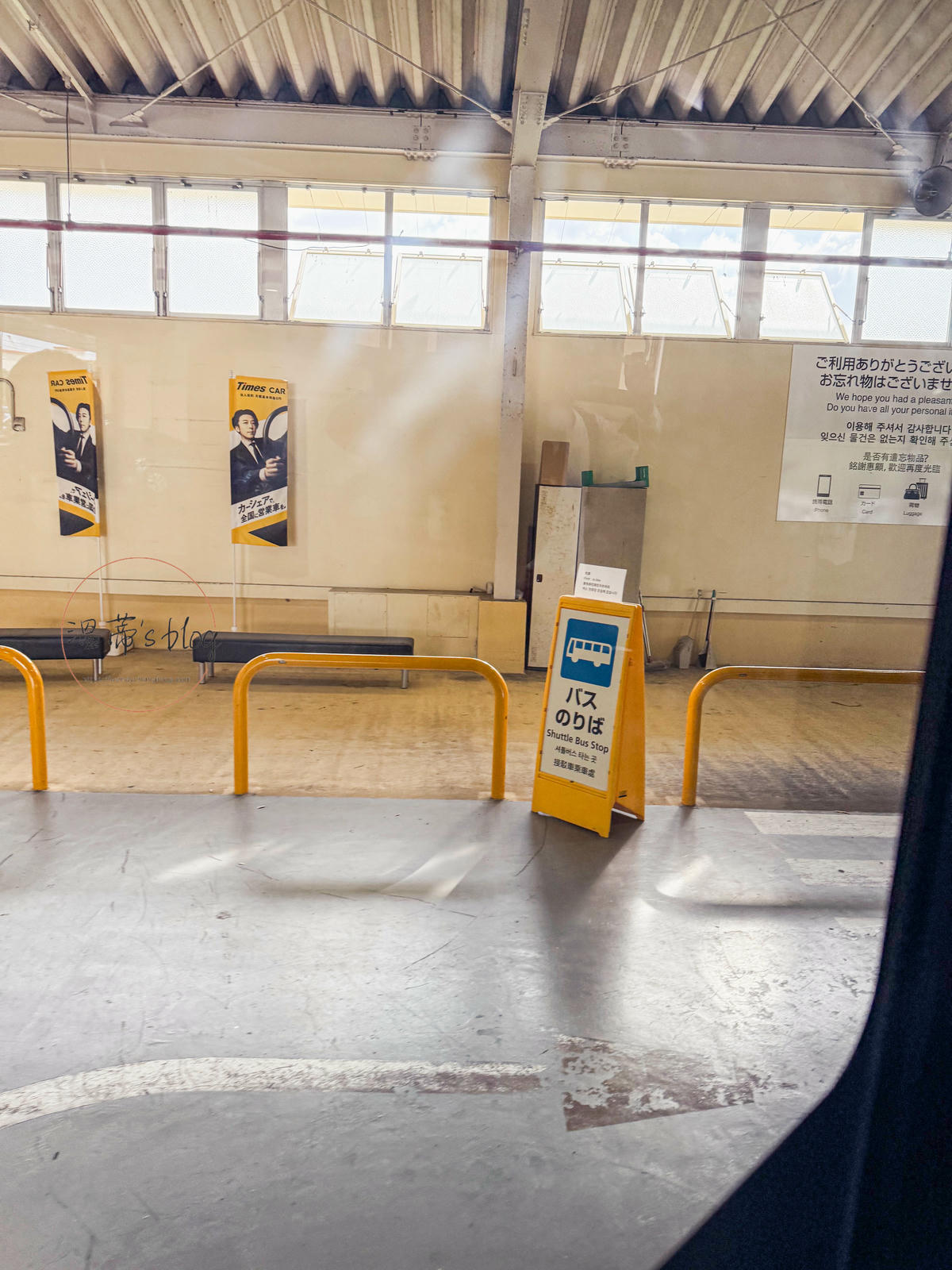 沖繩自駕真的不難?TIMES租車實測心得:新手最擔心的事一次說清楚 - 第20張圖 那霸機場TIMES 前往機場免費接駁車