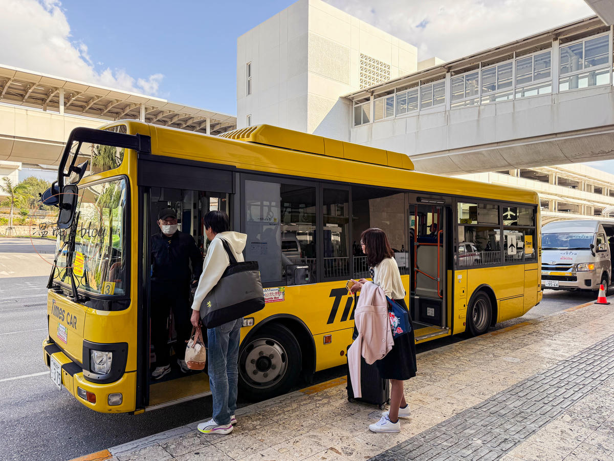 沖繩自駕真的不難?TIMES租車實測心得:新手最擔心的事一次說清楚 - 第17張圖 那霸機場TIMES接駁車