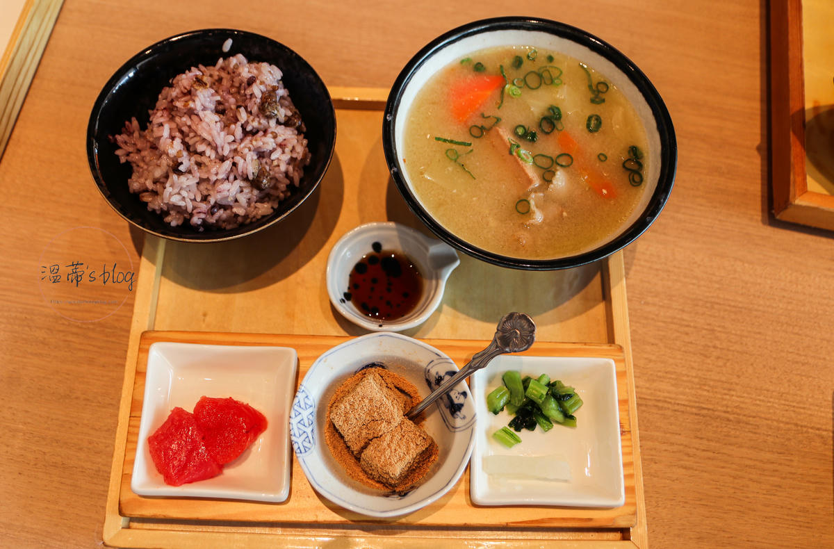 沖繩永旺名護店餐廳|五穀 名護店:白飯無限吃超划算! - 第28張圖 飯套餐(招牌豬肉蔬菜味噌湯)