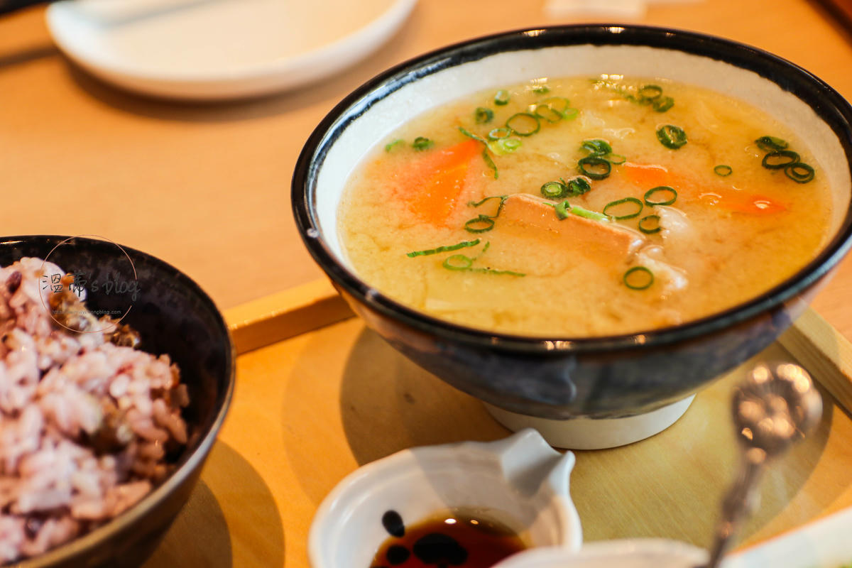 沖繩永旺名護店餐廳|五穀 名護店:白飯無限吃超划算! - 第29張圖 飯套餐(招牌豬肉蔬菜味噌湯)