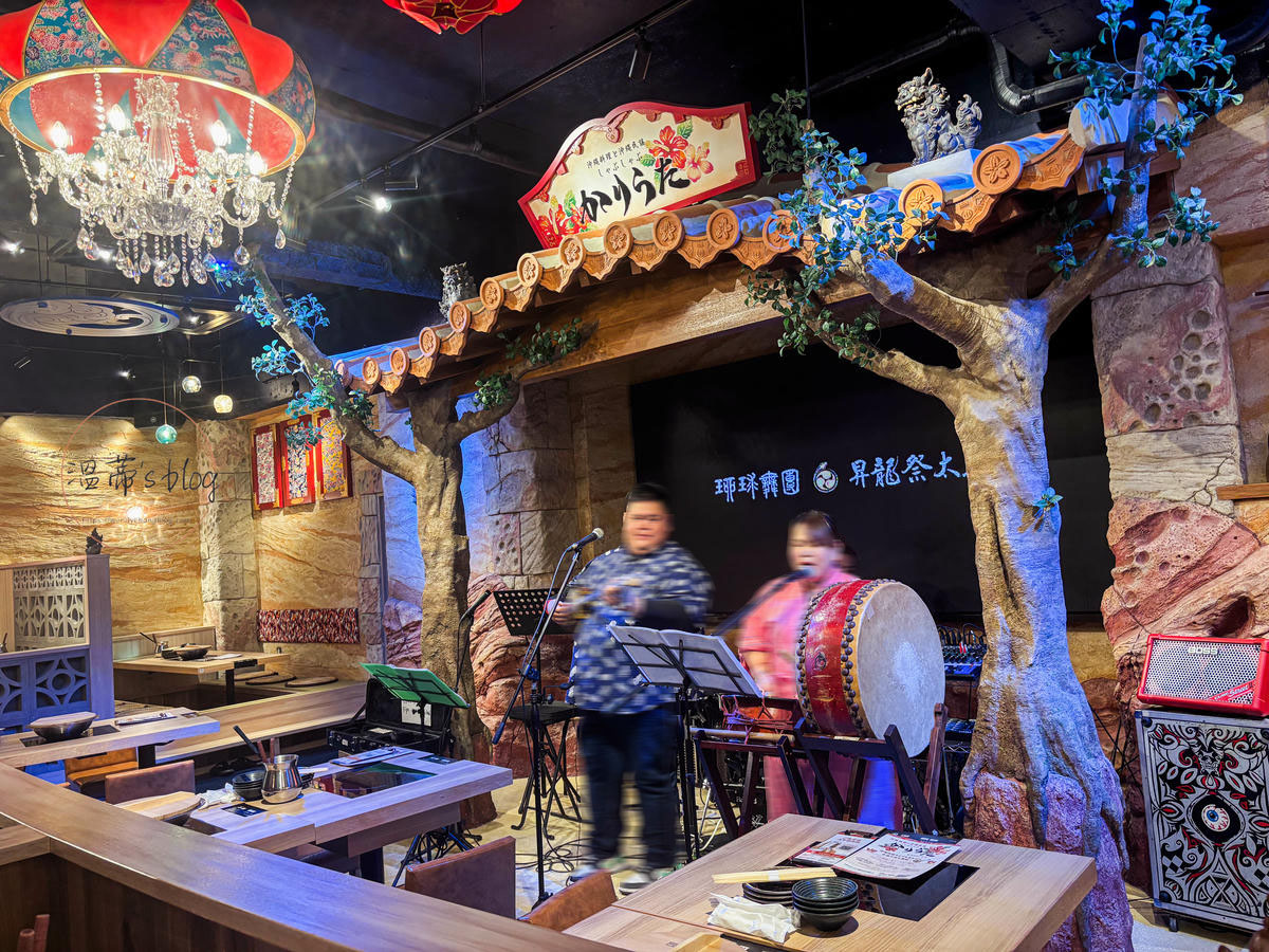 沖繩民謠居酒屋|沖縄民謡 しゃぶしゃぶ かりうた:邊吃阿古豬火鍋邊聽現場演唱!-附菜單 - 第4張圖 沖縄民謡 しゃぶしゃぶ かりうた 店內表演