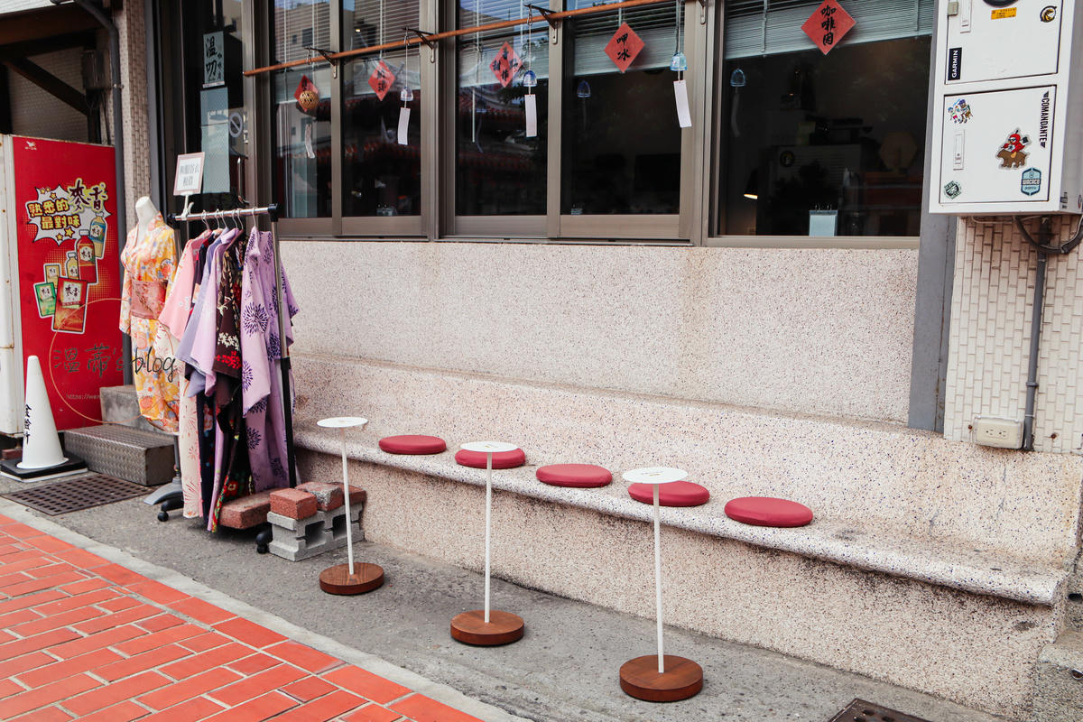 鹿港咖啡廳「食驗所 X 溫叨 洋果子店」,龍山寺旁的小巧甜點店-附菜單 - 第6張圖 戶外座位區