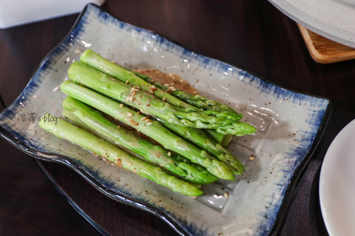 新北林口美食「洵廚」炊粉鍋可免費加湯太加分!米其林指南推薦美食-附菜單 - 第21張圖 香濃胡麻大蘆筍
