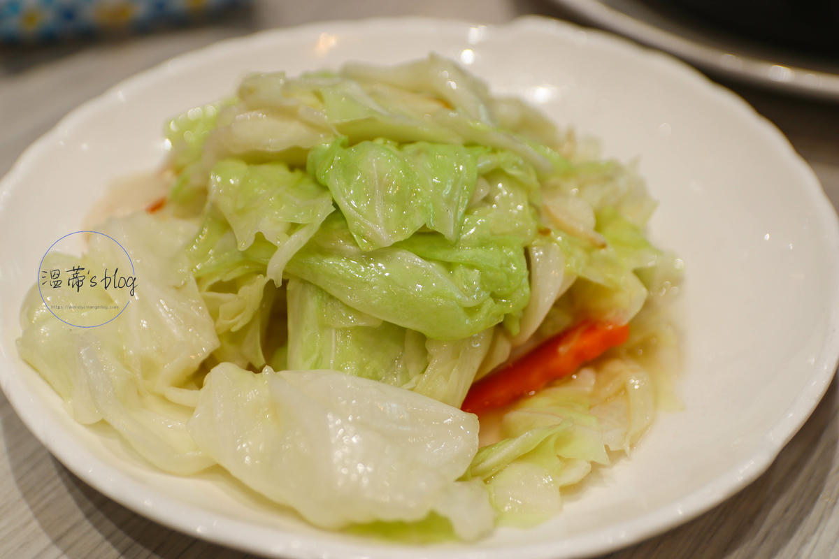 桃園龜山美食「老油條家常菜」在地人狂推的隱藏版熱炒餐廳!-附菜單 - 第11張圖 蒜炒高麗菜140元(小)