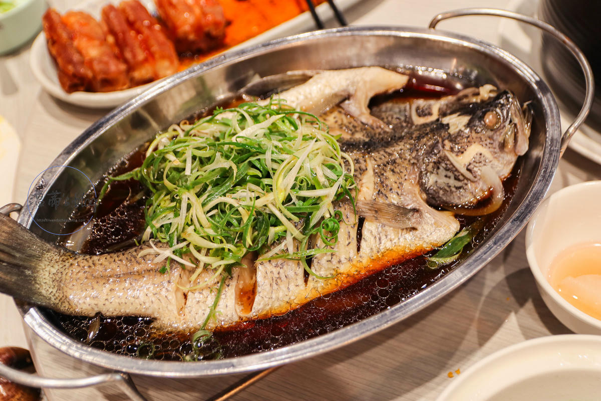 桃園龜山美食「老油條家常菜」在地人狂推的隱藏版熱炒餐廳!-附菜單 - 第24張圖 清蒸鱸魚390元
