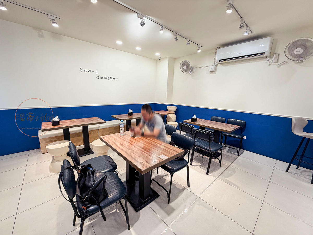 那個早餐店內座位