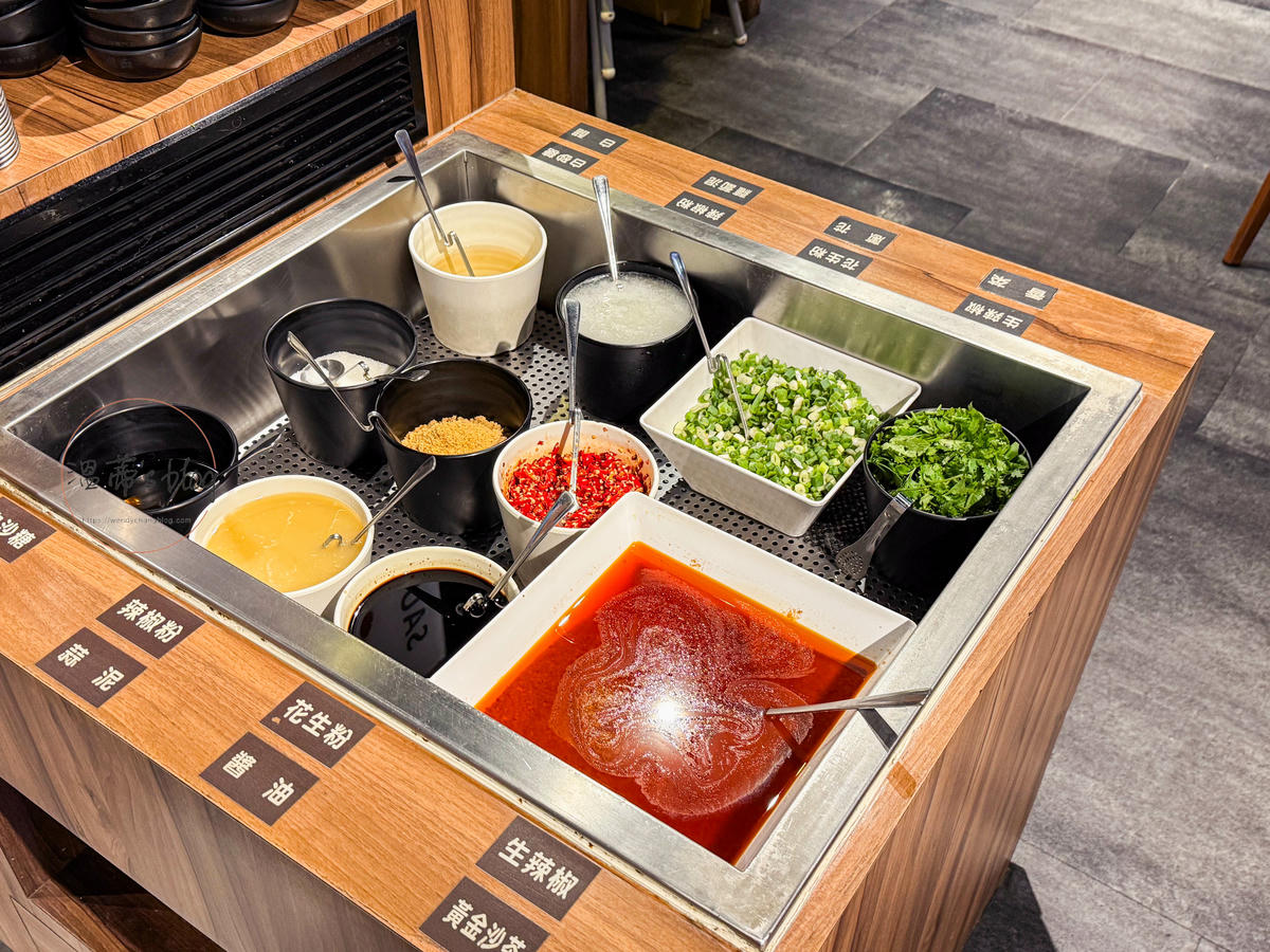 雅香石頭火鍋板橋店 醬料自助區