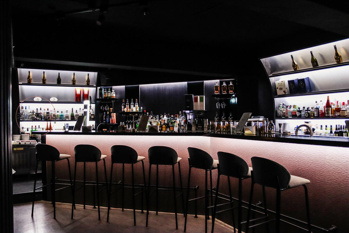 桃園餐酒館推薦「Revel 陶醉」店內座位 吧檯