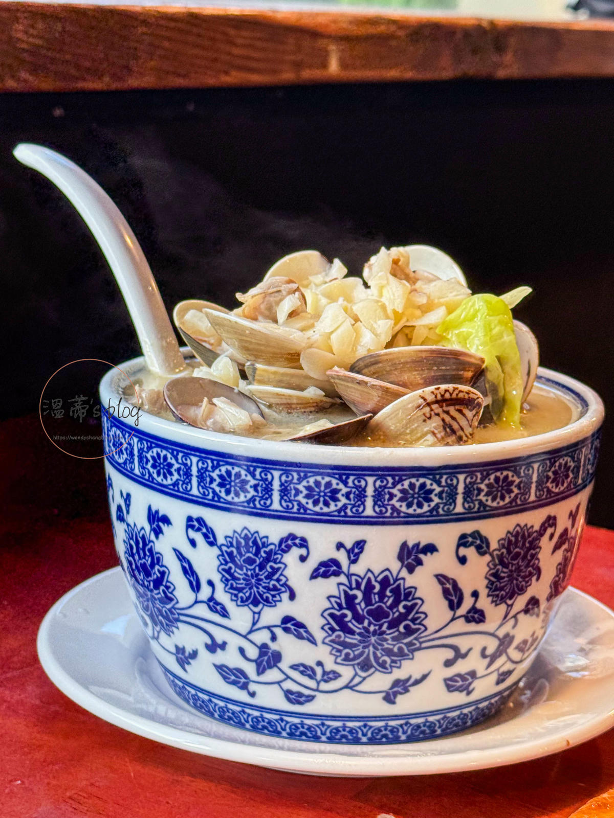 桃園平鎮美食「辛梅阿嫲的味道」人氣古早味小吃-附菜單 - 第14張圖 蛤蜊蒜頭雞湯280元