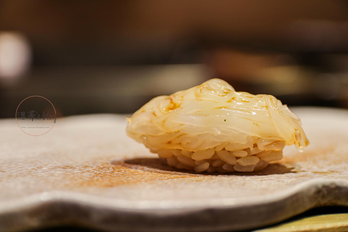 桃園藝文特區美食「本壽司」高級無菜單料理,情侶約會聚餐都適合 - 第15張圖 軟絲握壽司