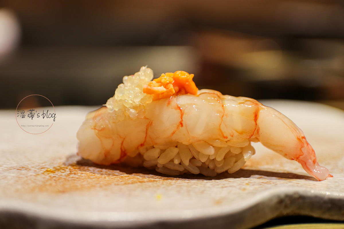 桃園藝文特區美食「本壽司」高級無菜單料理,情侶約會聚餐都適合 - 第17張圖 葡萄蝦握壽司