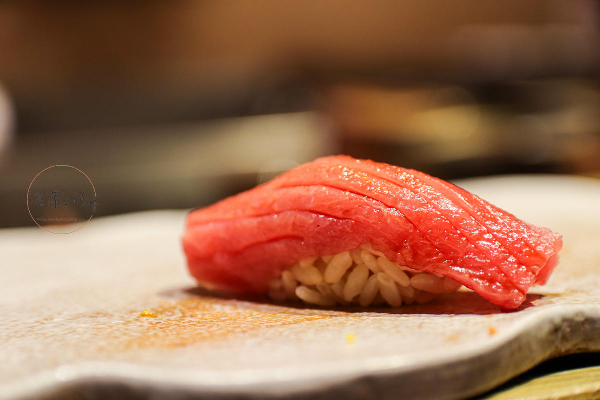 桃園藝文特區美食「本壽司」高級無菜單料理,情侶約會聚餐都適合 - 第18張圖 黑鮪魚中腹握壽司