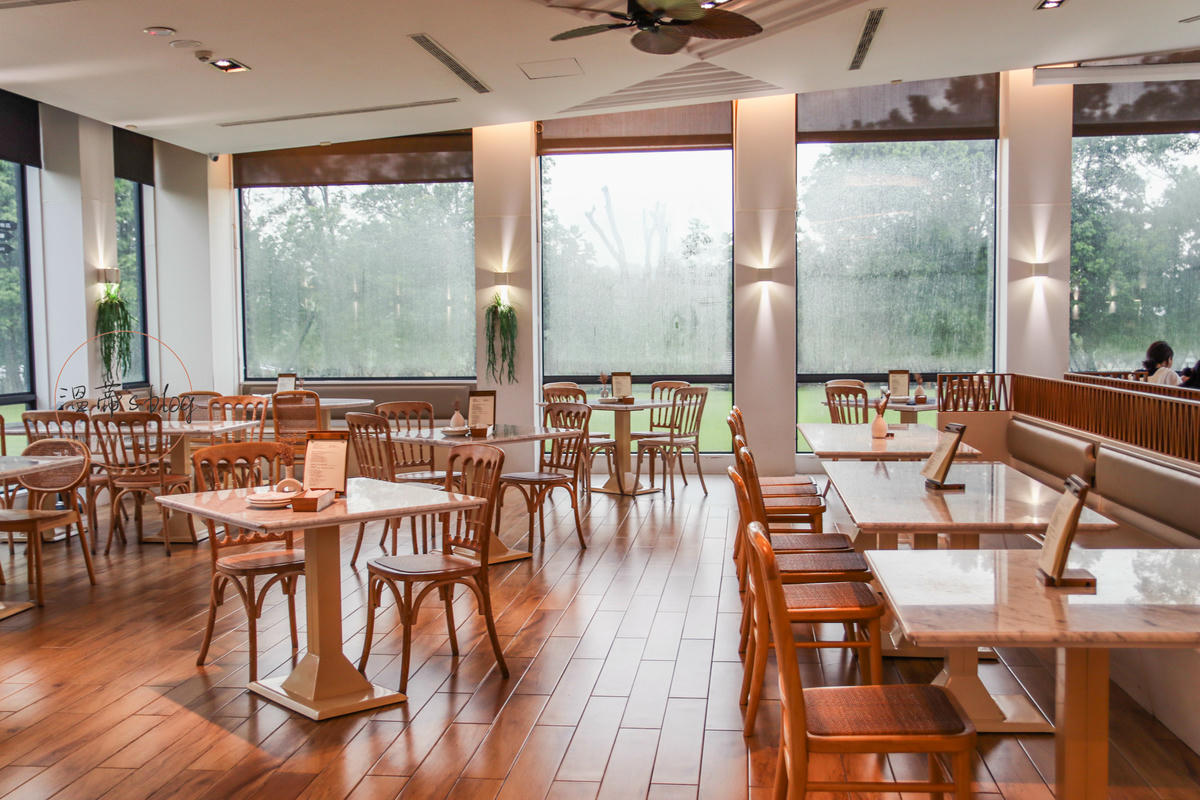 桃園平鎮景觀餐廳「HoneyWood Cafe」寵物友善玻璃屋咖啡廳-附菜單 - 第2張圖 HoneyWood Cafe 店內座位