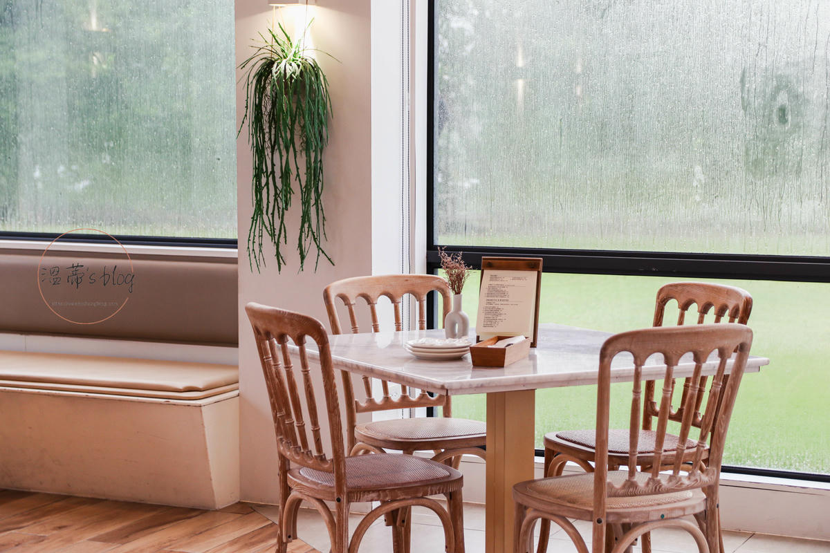 桃園平鎮景觀餐廳「HoneyWood Cafe」寵物友善玻璃屋咖啡廳-附菜單 - 第6張圖 HoneyWood Cafe 店內座位