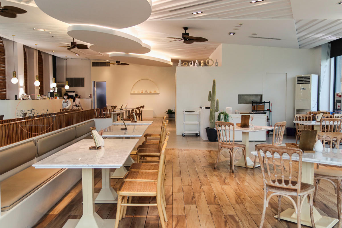 桃園平鎮景觀餐廳「HoneyWood Cafe」寵物友善玻璃屋咖啡廳-附菜單 - 第4張圖 HoneyWood Cafe 店內座位