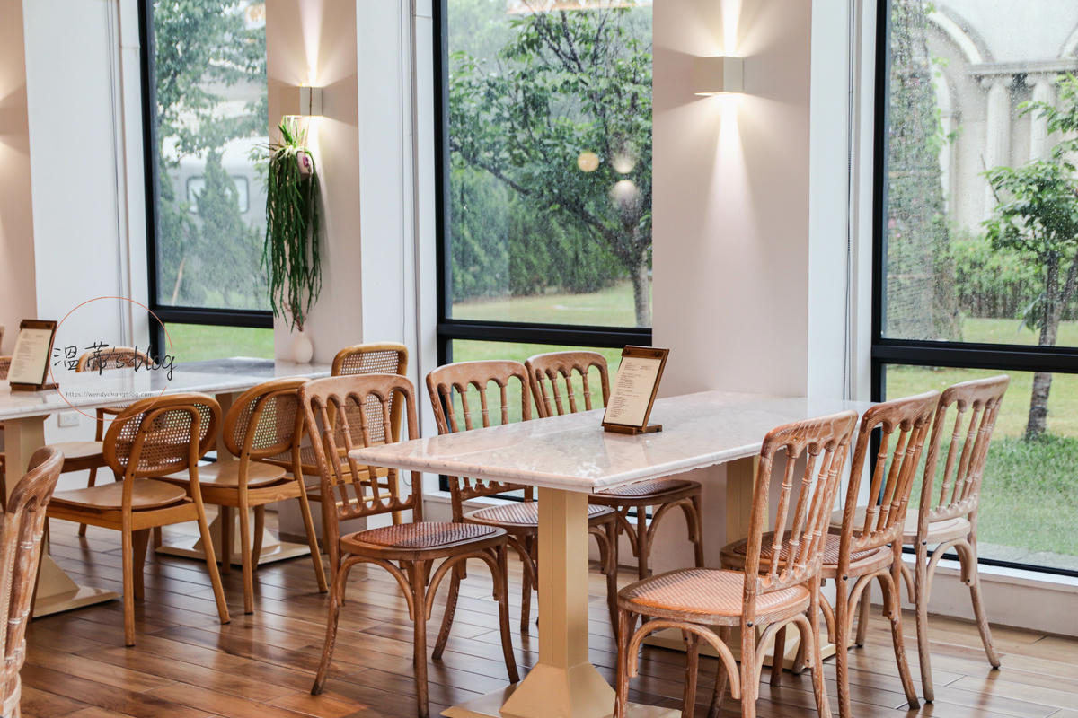 桃園平鎮景觀餐廳「HoneyWood Cafe」寵物友善玻璃屋咖啡廳-附菜單 - 第5張圖 HoneyWood Cafe 店內座位