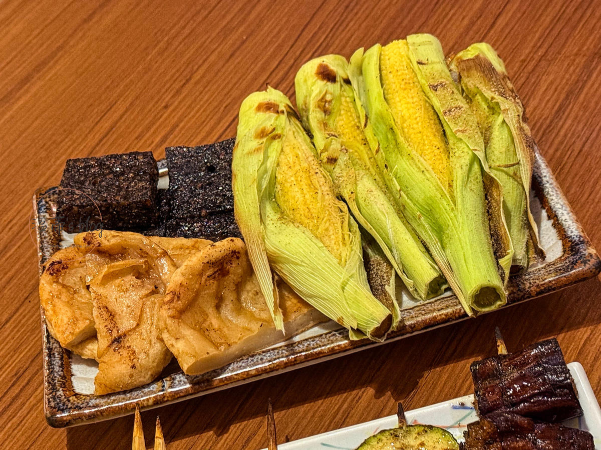 桃園美食「和也串燒專門桃園中正店」免費雞湯喝到飽!聚餐宵夜首選-附菜單 - 第15張圖 甜不辣、豬血、玉米筍