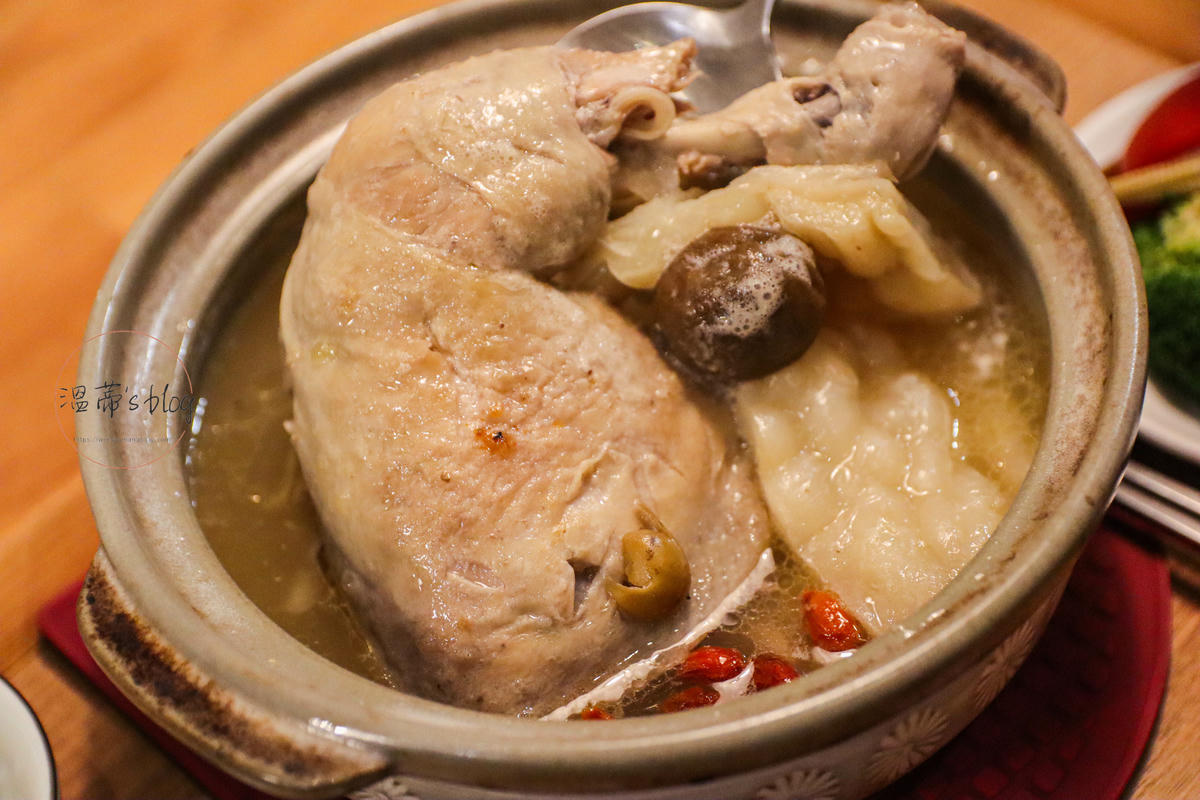 鹿港美食餐廳「禾火食堂」在地人推薦的家常料理,充滿人情味的食堂-附菜單 - 第21張圖 梅子苦瓜燉雞湯390元