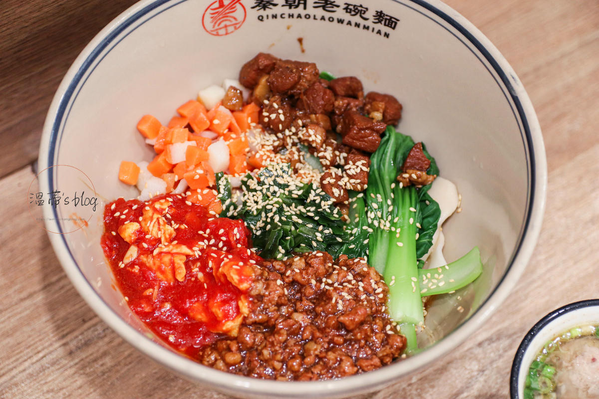 新北板橋餐廳「秦朝老碗麵」必吃手工扯麵、肉夾饃!開店30分鐘就客滿的人氣陝西美食-附菜單 - 第7張圖 老碗手扯麵套餐230元(招牌油潑四合一)