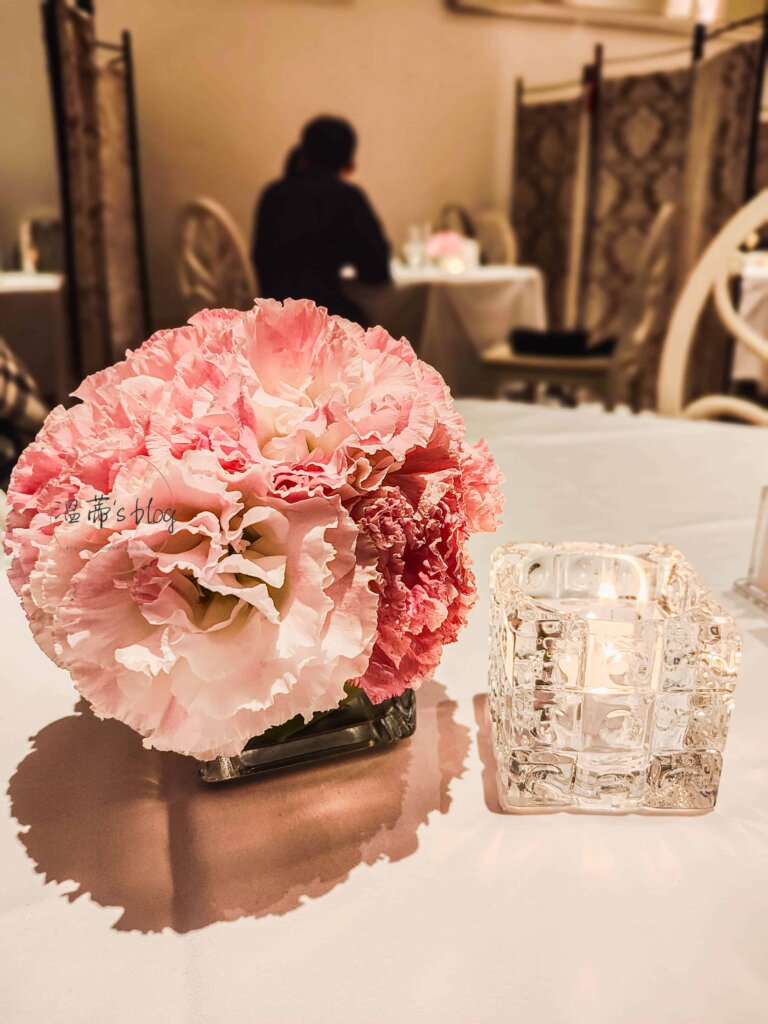 家樂利小酒館 桌上蠟燭與花