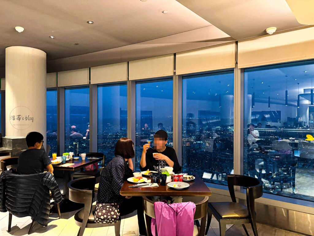 50樓Café自助餐廳夜景