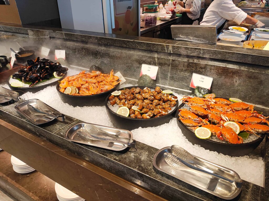 冷盤海鮮區，有淡菜、蝦子、鳳螺、牛蹄蟹