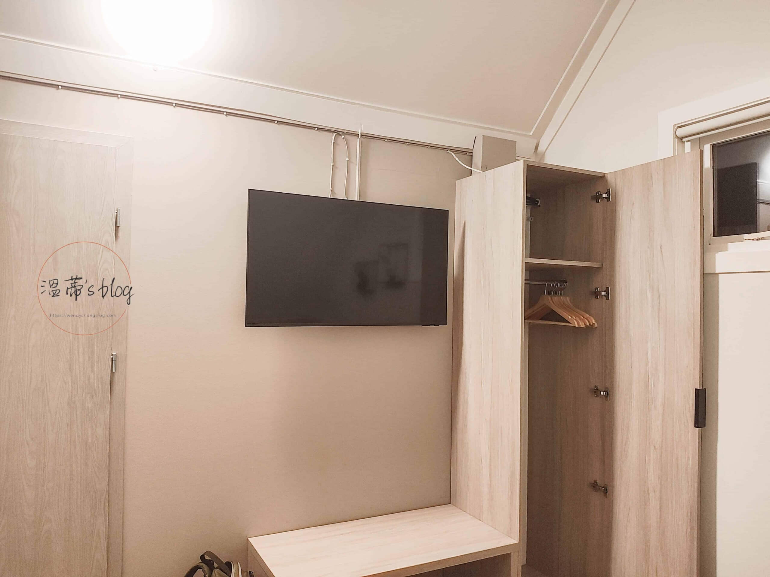 冰島住宿 vík cottages 標準雙人或雙床房 (Standard Double or Twin Room) 電視、衣櫃