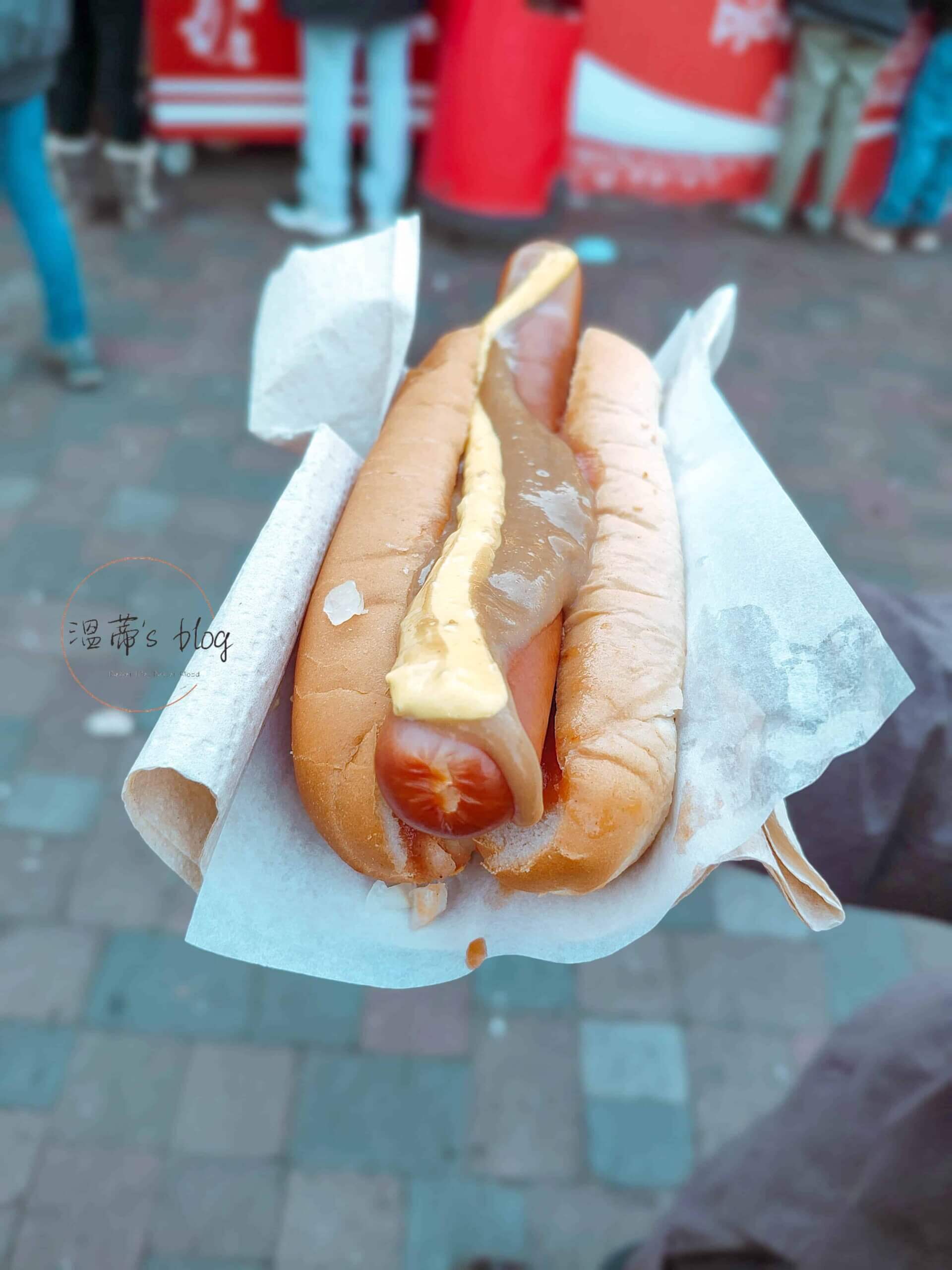 Bæjarins Beztu Pylsur  Hot dog 690 ISK配料有蕃茄醬、黃芥末、特調醬汁、生洋蔥、炸洋蔥