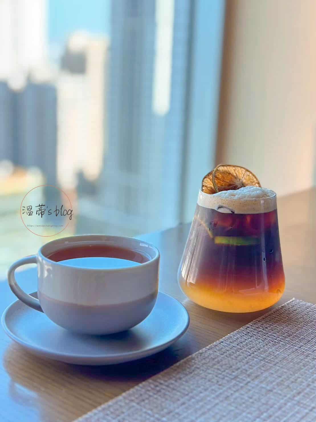 套餐飲料圖左：橙香博士茶(熱/Hot)、圖右：極炙西西里冰咖啡70元